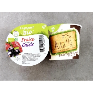 Yaourt fermier adelle à la fraise sur lit de cassis