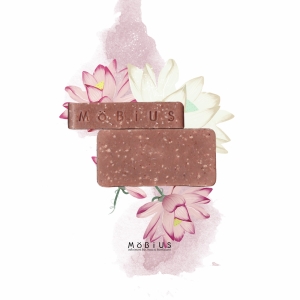 Savon de douche 'encens & argile rose' saponifié à froid, glycériné et surgras.