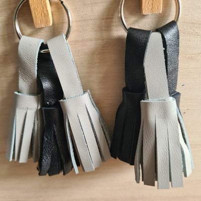 Porte-clés en cuir 3 pompons (2gris/1noir)