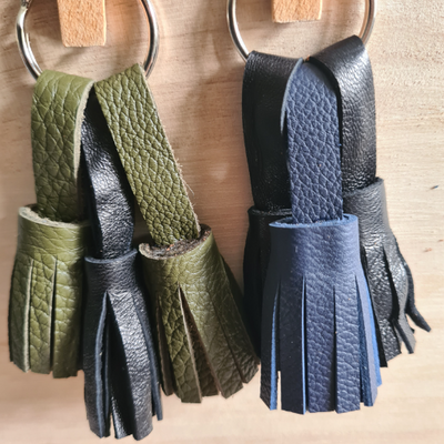 Porte-clés en cuir 3 pompons (2noir/1marine)