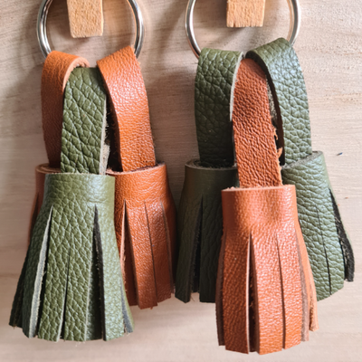Porte-clés en cuir 3 pompons (1marrons/2kaki)
