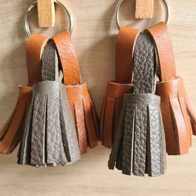 Porte-clés en cuir 3 pompons (2marron/1taupe)