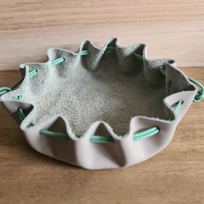 Vide-poche en cuir gris/vert