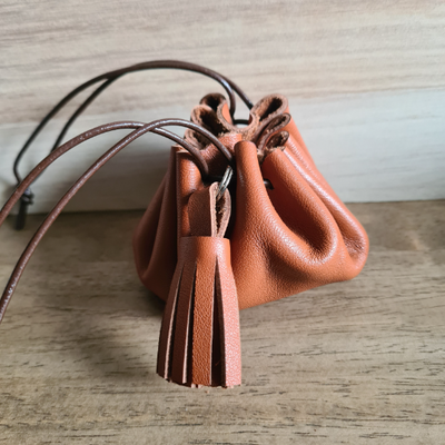 Bourse pompon en cuir marron