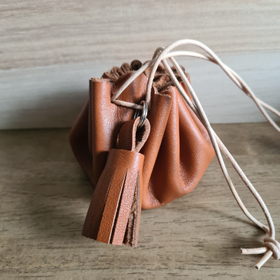 Bourse pompon en cuir marron/naturel