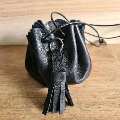 Bourse pompon en cuir noir