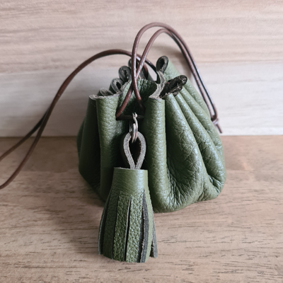 Bourse pompon en cuir kaki/marron