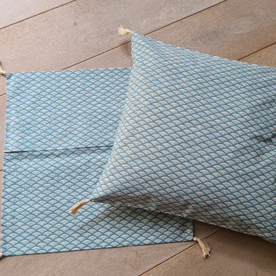 Housse de coussin avec pompons bleu