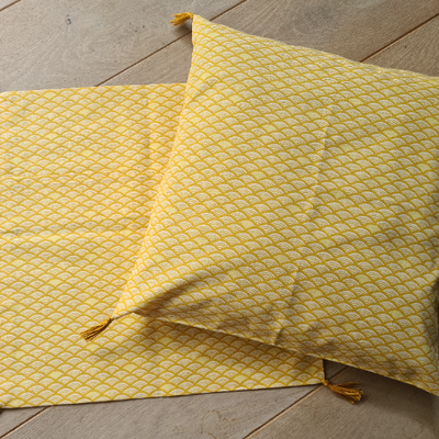 Housse de coussin avec pompons jaune