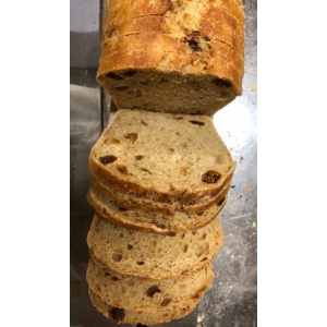 Le pain aux figues tranché