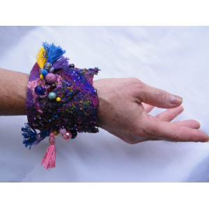 Bracelet violet en paper fabric et avec des pompons