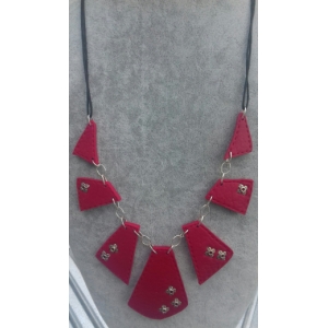 Collier effet cuir rouge
