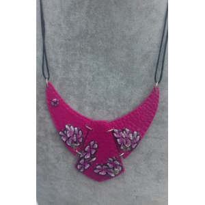 Collier effet cuir rose
