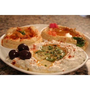 Assortiment de houmous et créations maison