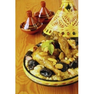 Poulet fermier aux amandes torréfiées et aux pruneaux moelleux