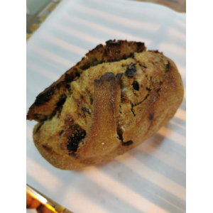 Pain aux figues coupé