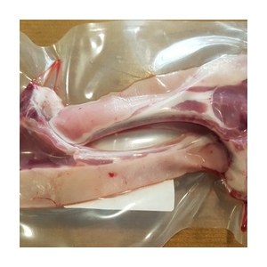 Côtes découvertes d'agneau de lait