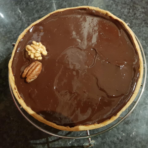 Tarte caramel, noix et noix de pécan chocolat