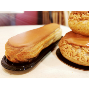 Eclair au café
