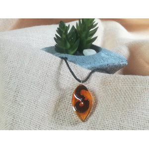 Collier en bois de mérisier et résine orange.