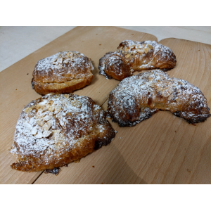 Croissant aux amandes.