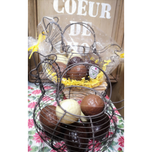 Paques panier en fer garni d'oeufs lait noir