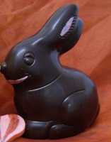 Grand lapin de pâques chocolat noir