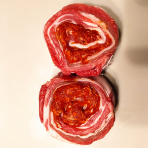 Roulé d'agneau farci merguez