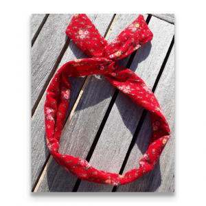 Bandeau rouge à fleurs