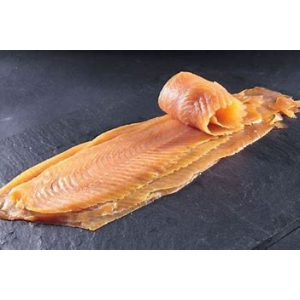 Truite entiere fumee tranche sur peau