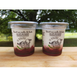 Yaourt sur lit de fraise