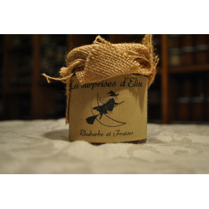 Préparation de fruits de rhubarbe et fraises