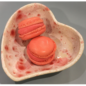 2 macarons glacés à la framboise