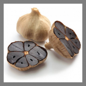 Ail noir un caieux dégoussé et pelé