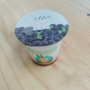1 yaourt à la confiture de mûre