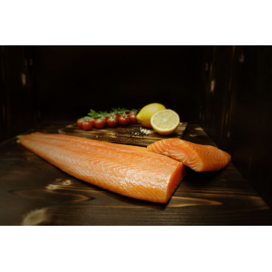 Filet de saumon bio tranché sur peau