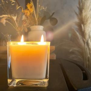 Bougie artisanale cube - cerise noire