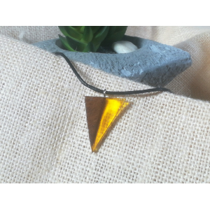 Collier en bois merisier et résine jaune