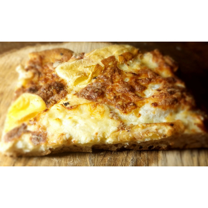 Une part de pizza 4 fromage