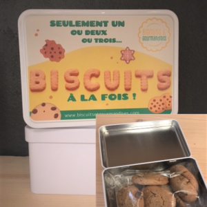 Boîte à biscuits garnie de délicieux biscuits