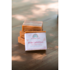 Nettoyant visage rose lumineux