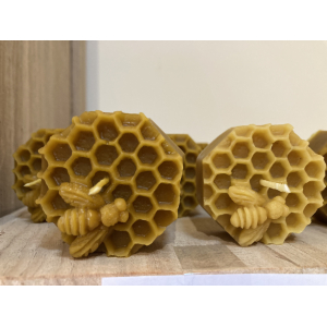 Bougie forme alvéole à la cire nos abeilles