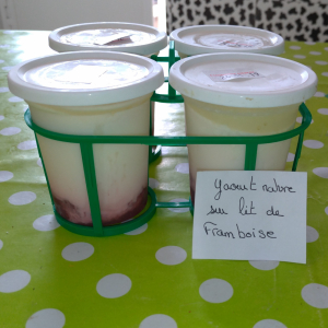 Yaourt sur confiture de fraise