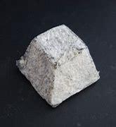 Pyramide cendrée de chèvre mi-frais