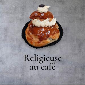 Religieuse au café